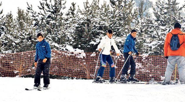 Kornişle Kayan Çocuklara Kayak Takımı Sürprizi