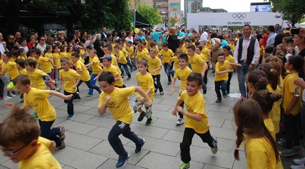 Kosova'daki koşuya binden fazla çocuk katıldı