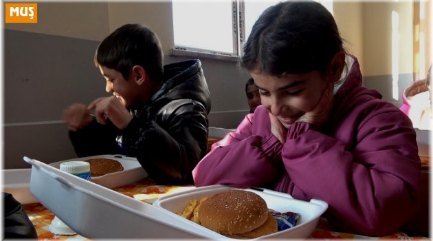 Köy çocukları ilk kez hamburger yedi
