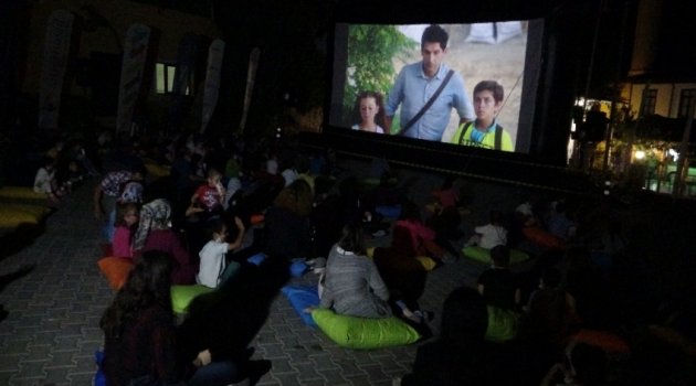 Köy çocuklarının sinema keyfi