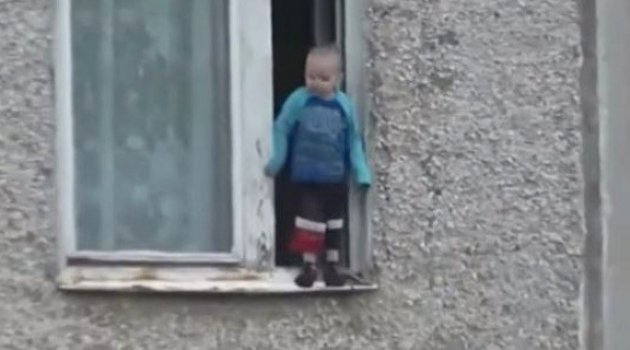 Küçük çocuktan tehlikeli oyun