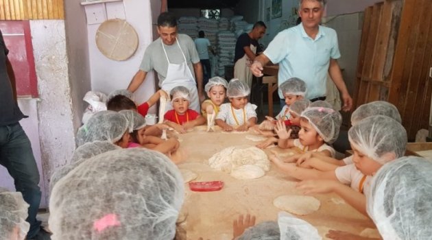 Küçük Elleriyle Hamur Açıp Ekmek Yapmayı Öğrendiler