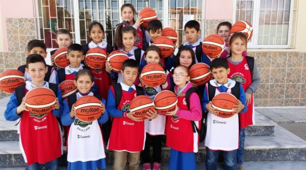 Kulalı minik basketbolcuların ödül sevinci