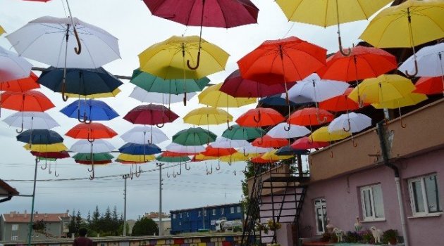 Kulu’da Engelli Çocuklar İçin Renkli Şemsiyeler Asıldı