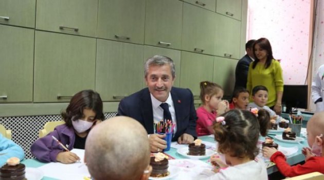 Lösemeli Çocukların Gönüllerini Okşadı