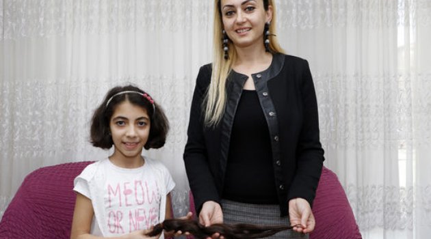 Lösemili Çocuklar İçin Saçını Bağışladı
