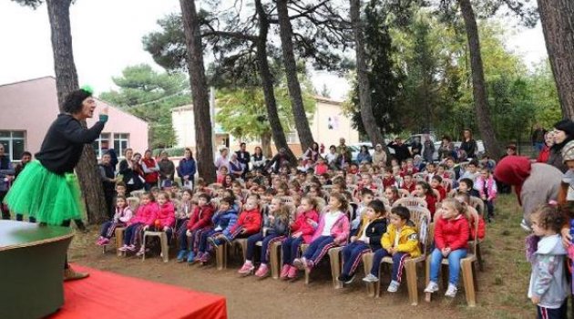 Lüleburgazlı Çocuklar Tiyatro Oyunuyla Eğlendi