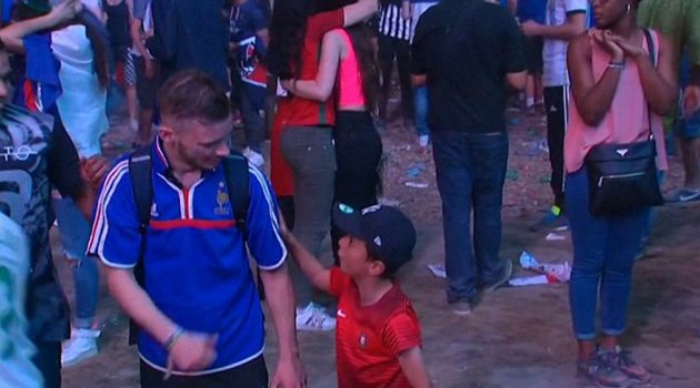 Üzülen Fransız taraftarı Portekizli çocuk teselli etti