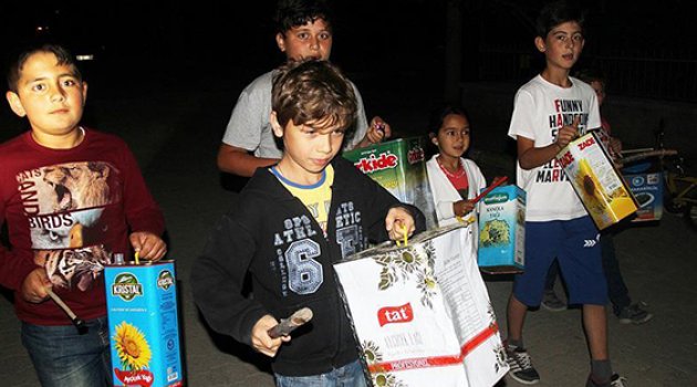 Mahalleliyi 'tenekeden davulla' çocuklar sahura kaldırıyor