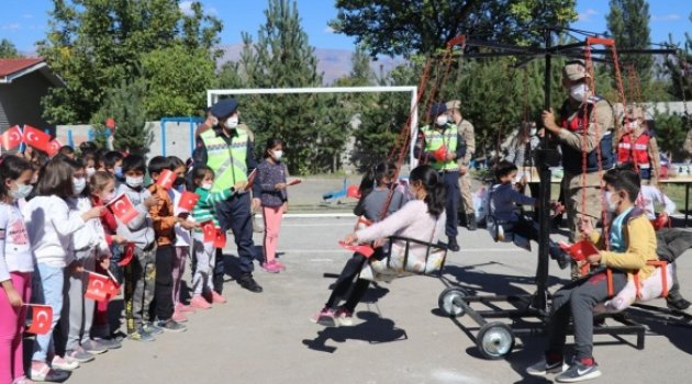 Mehmetçikten öğrencilere dönme dolap sürprizi