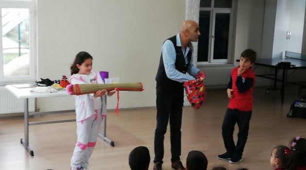 Mentalist Gösterisi Minik Öğrencileri Büyüledi