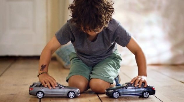 Mercedes'in Çarpışmayan Arabası Çocukları Sinir Etti