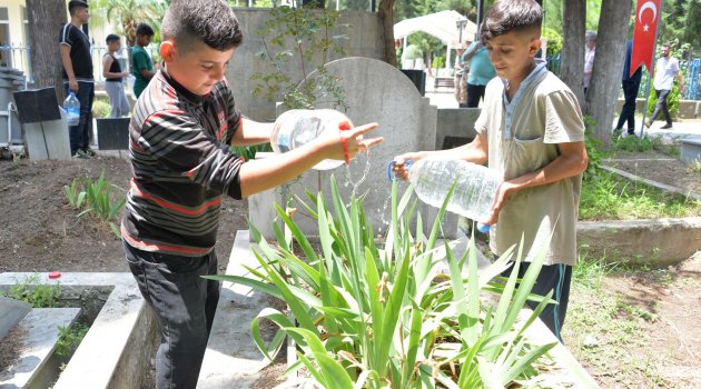 Mezarlık Sulayıp Harçlık Topluyorlar