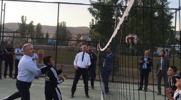 Milletvekilleri Çocuklarla Voleybol Oynadı