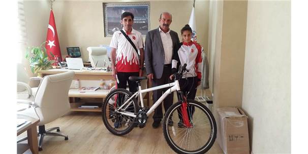 Milli Takıma Seçilen Atlete Bisiklet Hediye Edildi