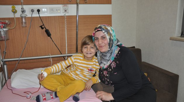Minik Ali hayata kardeşiyle tutundu