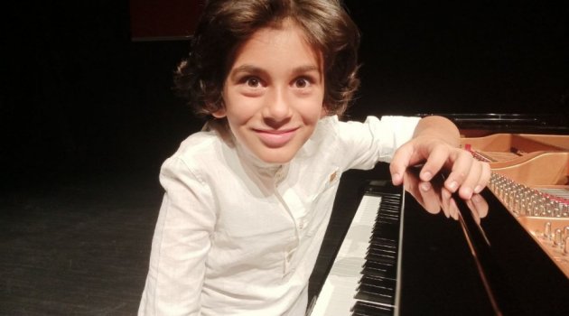 Minik Ali ödüle doymuyor