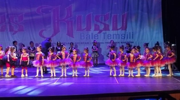 Minik Balerinlerin Gösterisi Büyüledi