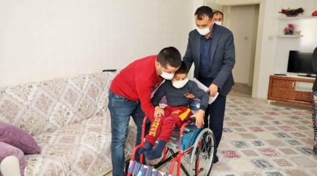 Minik Berat’a tekerlekli sandalye sürprizi