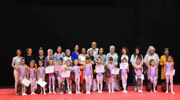 Minik cimnastikçiler büyüledi