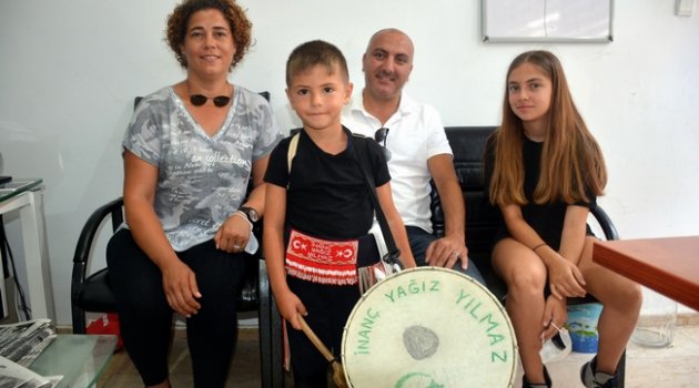 Minik davulcu görenleri şaşırtıyor