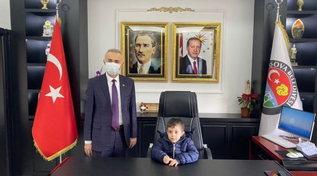 Minik Deniz, başkanın makam koltuğuna oturdu