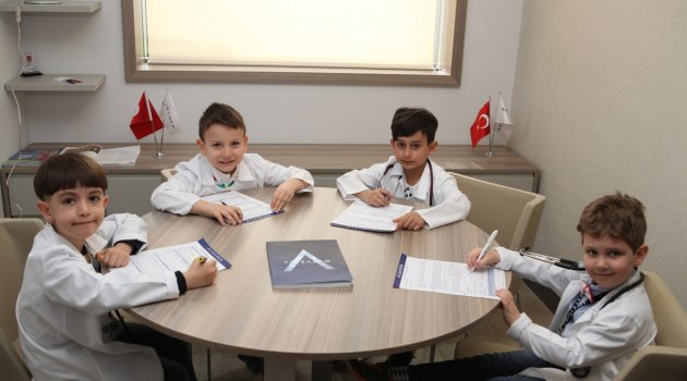 Minik Doktorlar İş Başında
