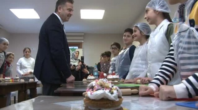 Minik Eller Mutfağa Girdi