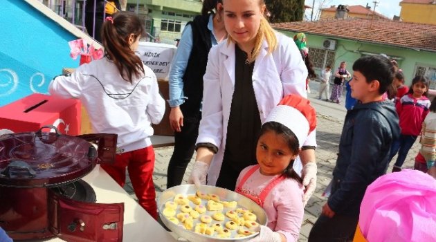 Minik ellerden asker ve polis amcalarına kurabiye