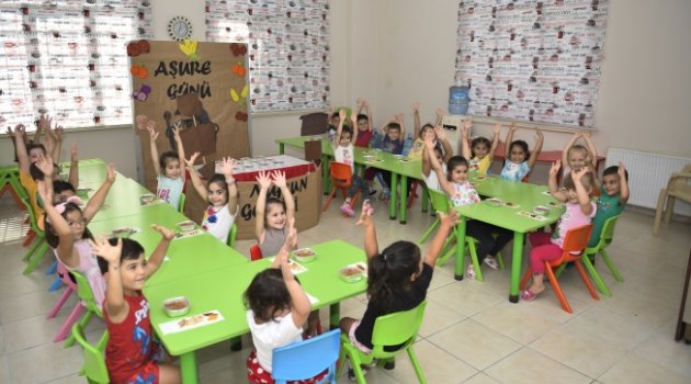 Minik ellerden aşure ikramı