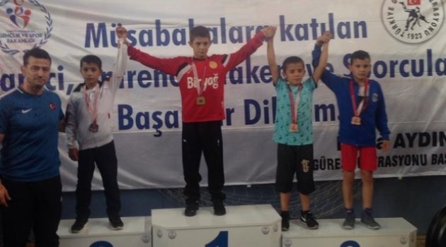 Minik Güreşçiler Başarıdan Başarıya Koşuyor