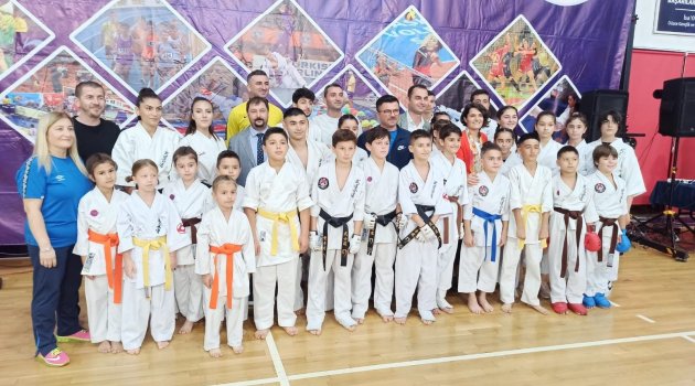 Minik güreşçiler göz doldurdu