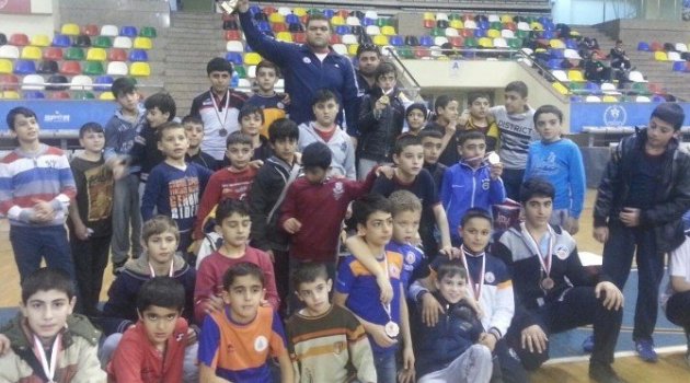 Minik güreşçiler şampiyonluğa koştu