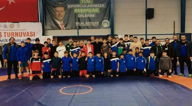 Minik güreşçiler turnuvaya damga vurdu