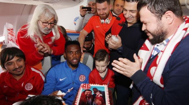 Minik Hayranından Eto'o'ya 10 Bin Metrede Sürpriz Kutlama