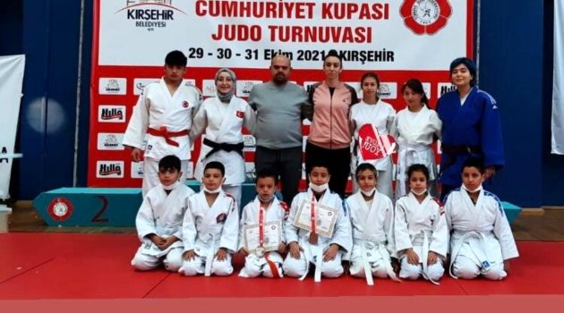 Minik judocular madalyayla döndü