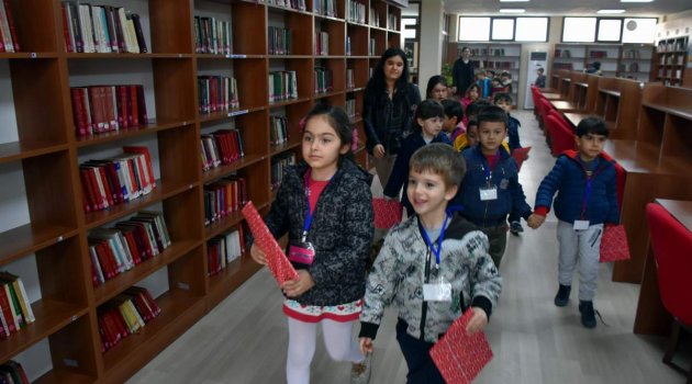 Minik Kitapseverlerden Kütüphaneye Ziyaret