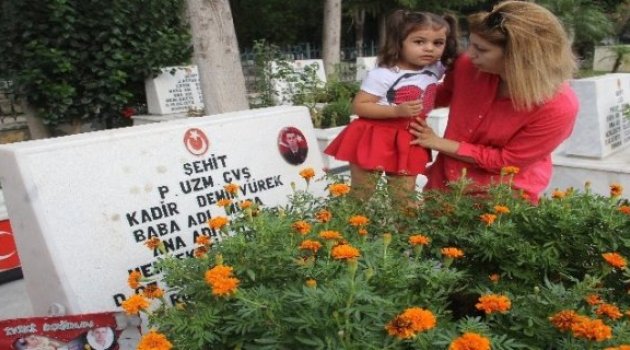 Minik Lara'dan Şehit Babasına Bayram Şekeri Getirdi