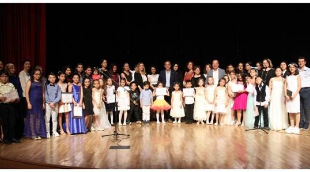 Minik Müzisyenler, Anneleriyle Sahne Aldı