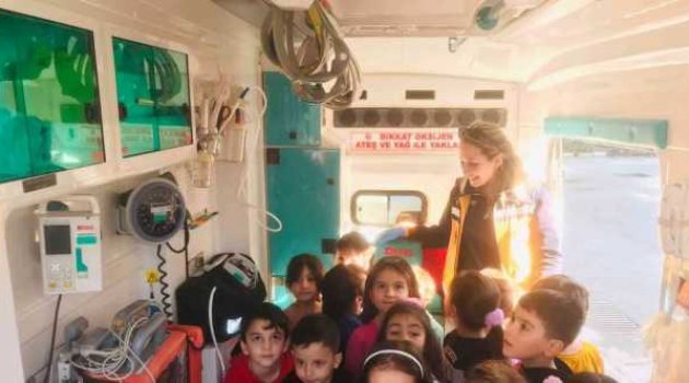 Minik öğrenciler ambulansı tanıdı
