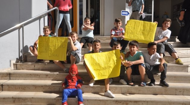 Minik Öğrenciler Eylemde