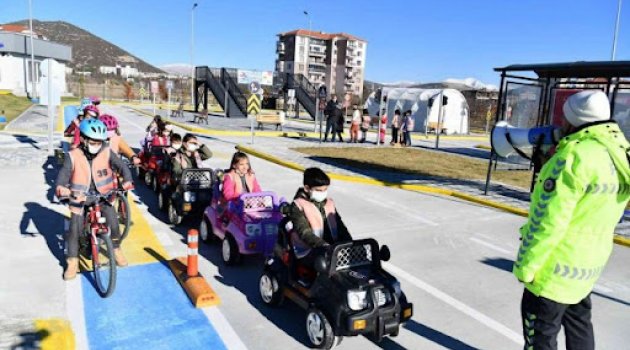 Minik öğrenciler trafik kurallarını öğreniyor