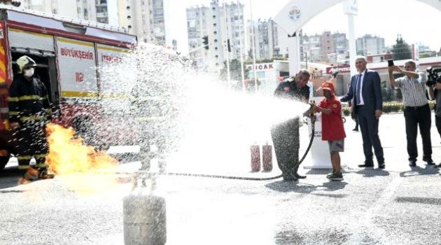 Minik öğrenciler yangın söndürme tatbikatına katıldı
