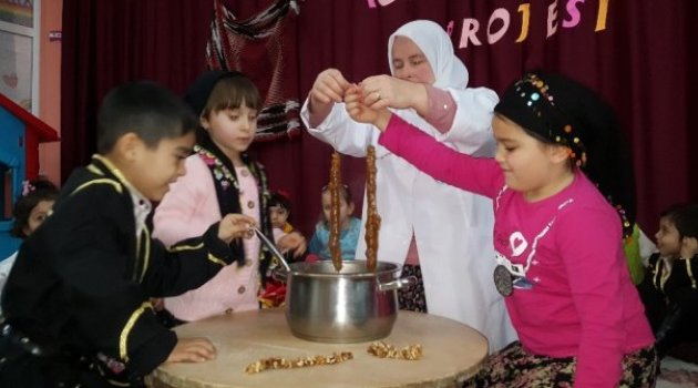Minik Öğrenciler Yöresel Ürünleri Yapmayı Öğreniyor