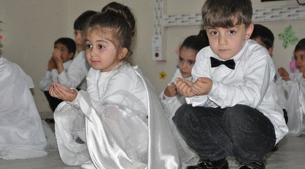 Minik Öğrencilerden Anneler Günü Gösterisi