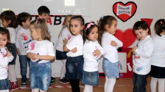 Minik Öğrencilerden Babalarına Sürpriz