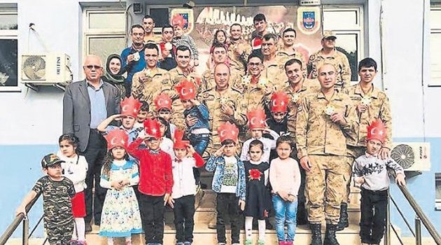 Minik Öğrencilerden El Yapımı Madalya