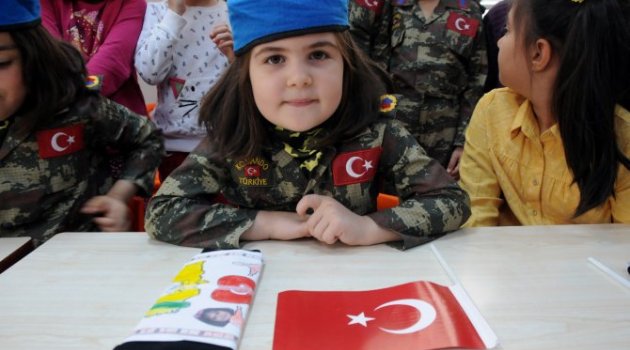Minik öğrencilerden güvenlik güçlerine hediye