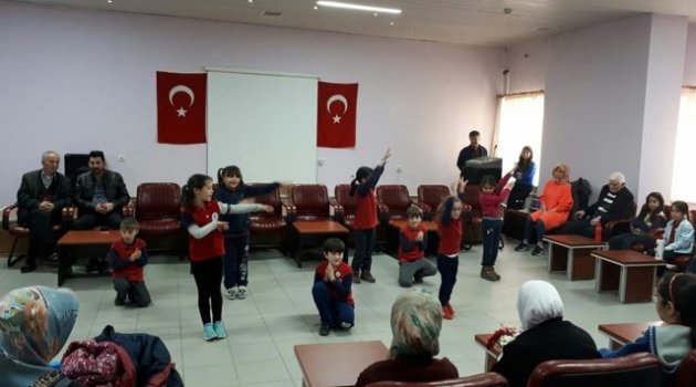 Minik Öğrencilerden Huzur Evindeki Yaşlılara Dans Gösterisi