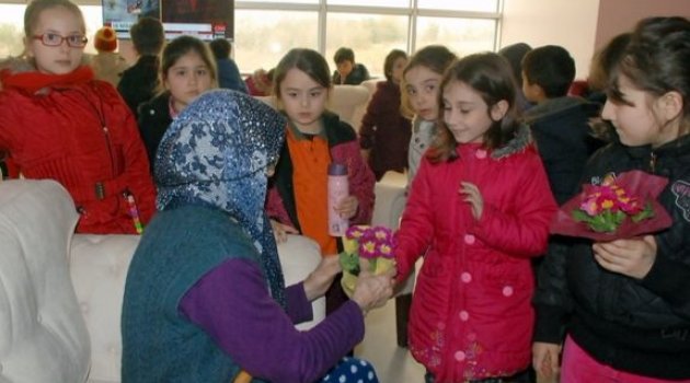 Minik Öğrencilerden Huzurevi Ziyareti